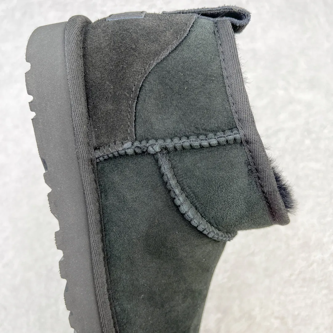 Pick up locally 💰520 UGG Zhou Dongyu's same style 6109 classic autumn and winter sheep fur integrated snow boots. All shoes are made from ZP. Longfeng A-grade Australian imported sheep fur integrated men's and women's boots. Brand OEM production line. Fully follow the ZP process. OEM original pattern maker. Adhering to the principle of no original shoes and no development selection. Pay attention to every detail. The most authentic version on the market TREADLITE "Light Wing" technology outsole Lightweight/durable/flexible/pile type [solemn after-sales commitment] If there are major quality problems such as degumming/broken bottom within one month, we will directly replace it with a new one for you! Size: 35 36 37 38 39 40 41 42 43 44 45 Coding: by2936050